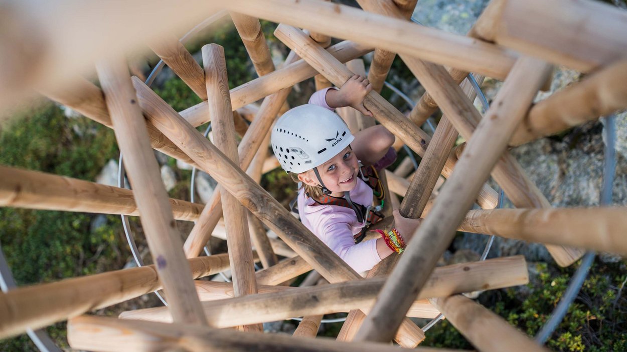 #myexcelsior Sunday News 16.03.2025 Kind klettert mit Helm auf Holzstruktur im Freien