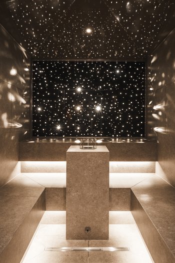 Wellnesshotel in Südtirol: Auf in den Traumurlaub! Moderner Dampfraum mit Sternenhimmelbeleuchtung und steinernen Sitzbänken