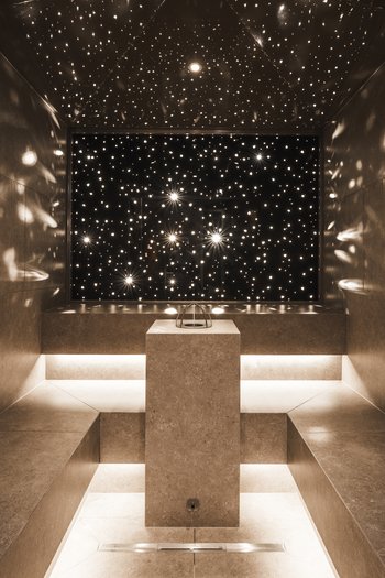 Wellnesshotel in Südtirol: Auf in den Traumurlaub! Moderner Dampfraum mit Sternenhimmelbeleuchtung und steinernen Sitzbänken