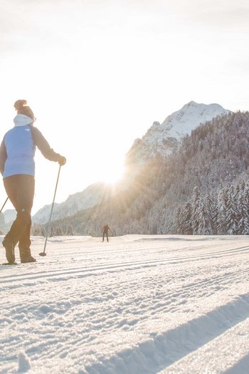 Il nostro hotel sulle piste a San Vigilio di Marebbe Persona che scia di fondo in paesaggio innevato montano al sole